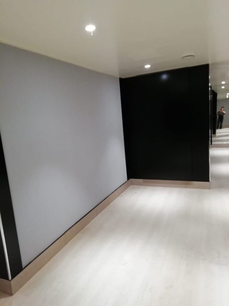 Instalación Papel Mural Decorativo paredes de dos colores: gris claro y negro