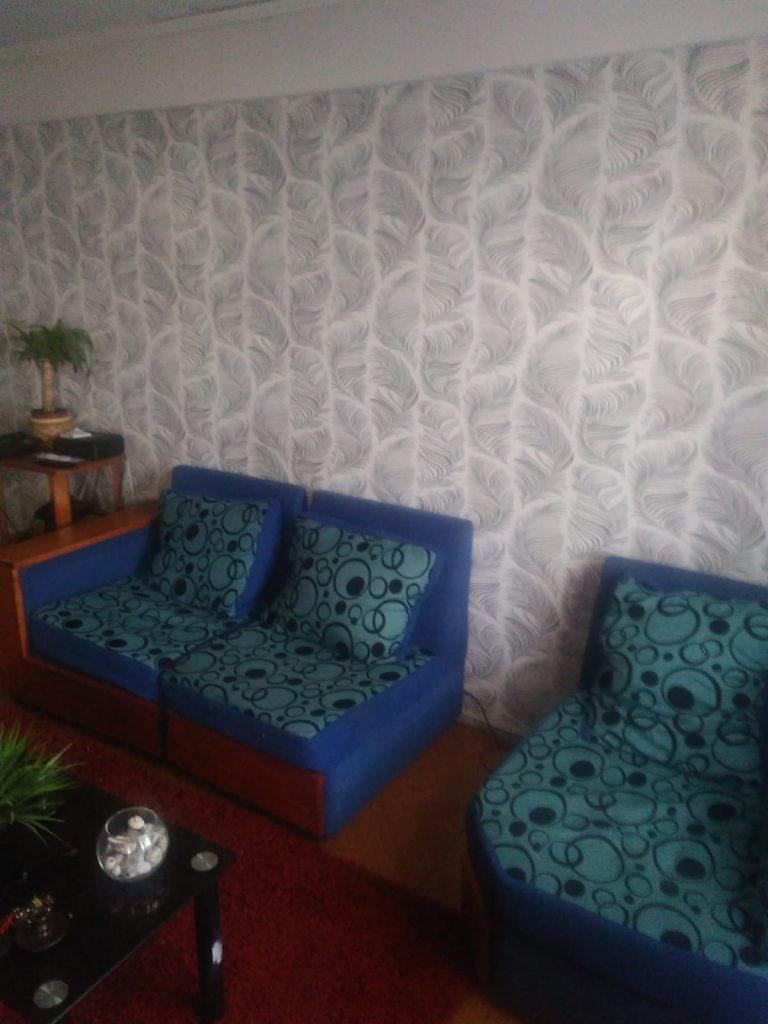 Instalación Papel Mural Decorativo diseño ondulado en tonos grises claros