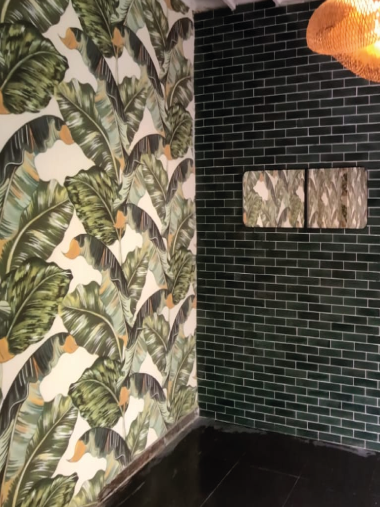 Instalación-Mural-Decorativo-Palmeras-y-Ladrillos-Verdes-Oscuros